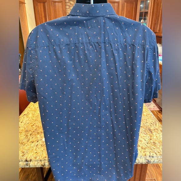 UNTUCKit men’s short sleeve button front shirt. Sharp Navy Blue with Red Pattern - Picture 7 of 7